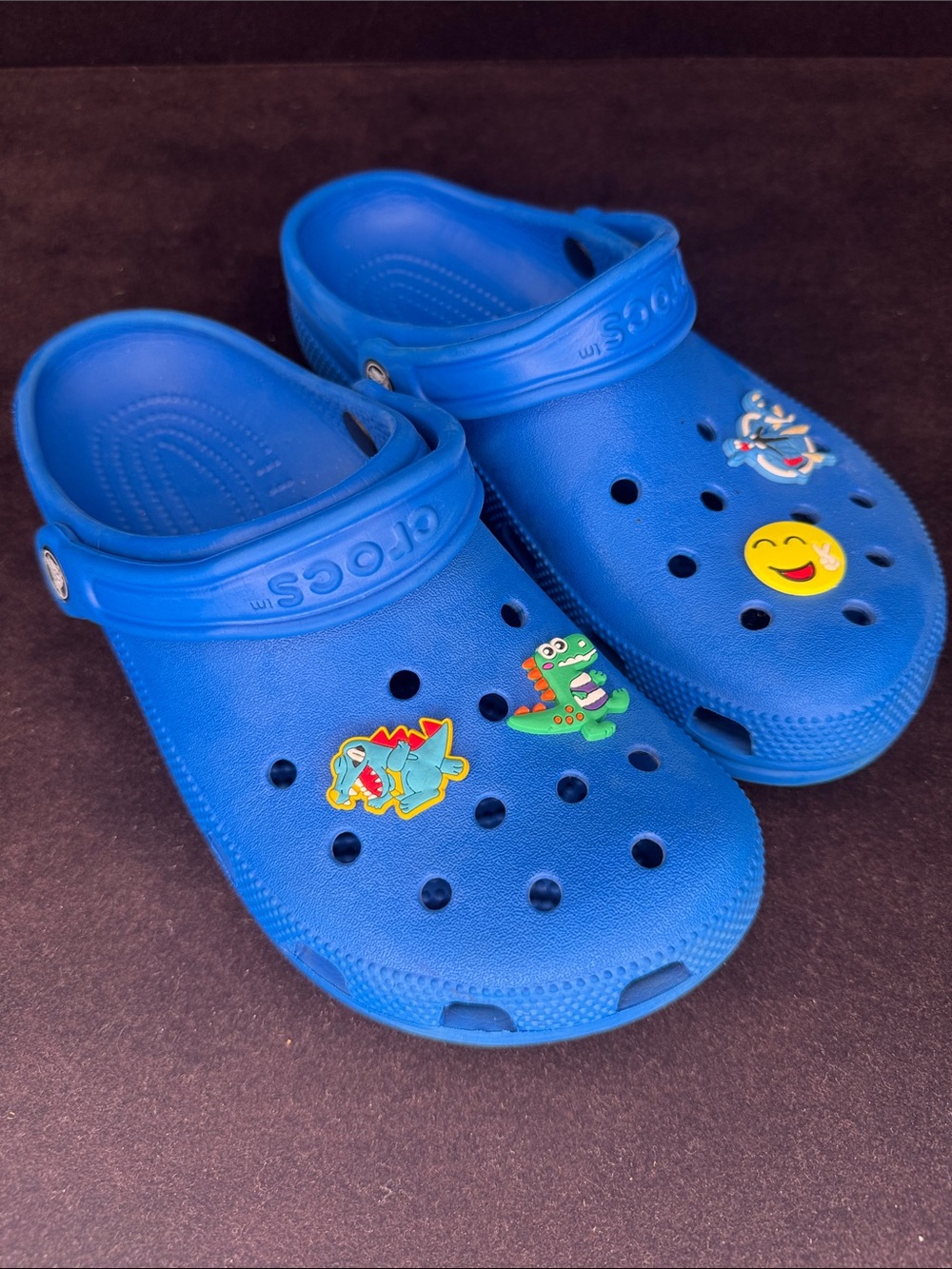 Crocs Classic Clog - Bright Blue with 4 charms - Picture 2 of 9
